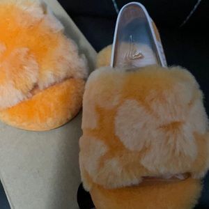 Girls size 7” UGG  Sandals